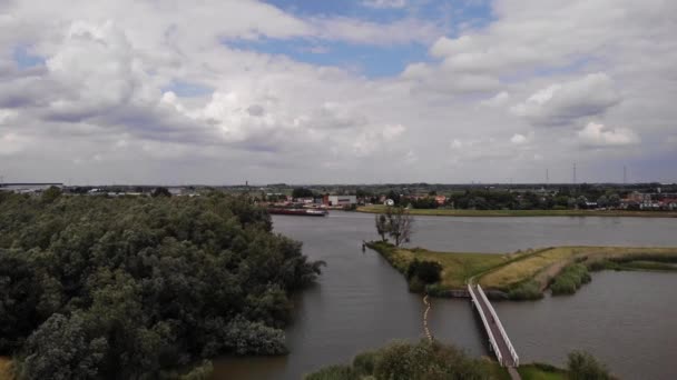 Luftaufnahme Über Bäumen Fluss Noord Hintergrund Ein Binnenfrachter Dolly Forward — Stockvideo