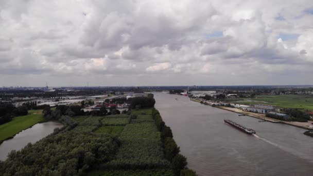 High Aerial View Ship Travelling River Noord Στην Ολλανδία Αργά — Αρχείο Βίντεο