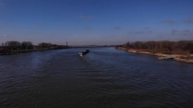 Yük gemileri yazın nehirde. Suyun üstündeki hava manzarası