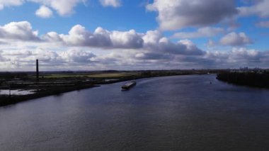 Hollanda 'nın batısındaki Puttershoek kıyısından geçen Huzurlu Maas Nehri' ndeki Deniz Gemisi. - Havadan Geniş Atış