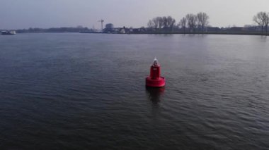 Hollanda 'nın güneyindeki Puttershoek kasabasında, Oude Maas' ın üstünde bulutlu bir gökyüzü ve kanal gezisi. geniş hava görüntüsü