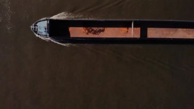 Hollanda 'nın Barendrecht kasabasındaki Oude Mass Nehri' nde seyahat eden boş bir kargo gemisinin en üst görüntüsü. hava durumu