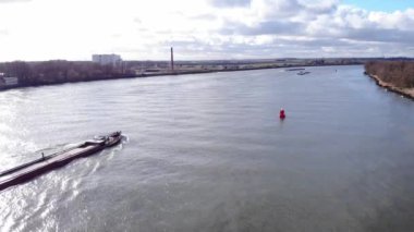Hollanda 'nın Puttershoek kıyısındaki Oude Maas Nehri' nde gündüz konteynırsız seyahat eden kargo gemisi. - Havadan Geniş Atış