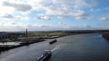 Hollanda, Güney Hollanda, Puttershoek yakınlarındaki Oude Maas Nehri 'nden Mavna Taşıma Gemilerinin Hava Görüntüsü.
