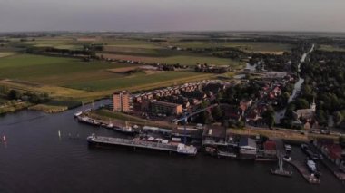 Hollanda 'daki Oude Maas' taki Puttershoek Limanı 'nın hava görüntüsü
