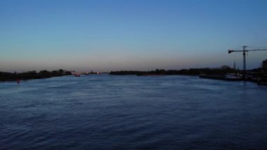 Oude Maas 'ın Idyllic Nehri Hollanda' nın güneyindeki Dusk 'ta yaklaşan yük gemisi. - Havadan Geniş Atış