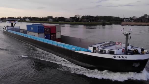 阿卡迪亚船与多式联运集装箱船驶过荷兰的河流 免版税图库视频片段