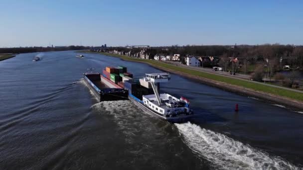 貨物とのバージは オランダのサウスホランド州のヘンドリック アンバハト近くのノード川で目覚めを残します — ストック動画