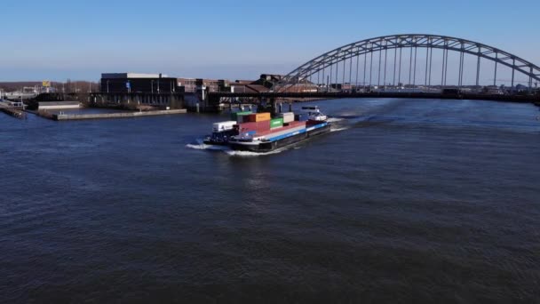 Navio Carga Transportando Contêineres Intermodais Navegando Rio Noord Com Ponte — Vídeo de Stock