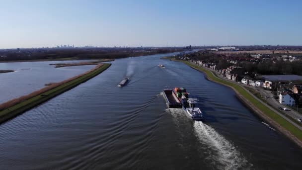 Veículos Que Conduzem Riverbank Road Barges Vela Noord River Perto — Vídeo de Stock