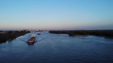 Hollanda 'da Oude Maas Nehri' ndeki bir petrol şirketinin yakıt mavnası. hava aracı