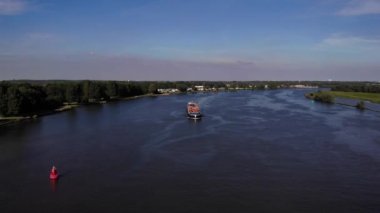 Hollanda 'nın Barendrecht kasabasındaki Oude Maas Nehri' ndeki Borelli kargo gemisinin uzaktan görüntüsü. hava durumu