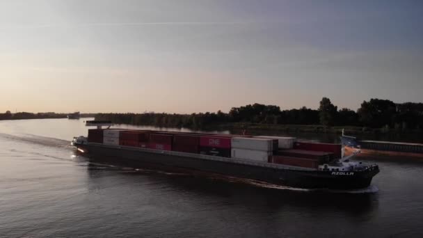 Luchtfoto Van Azolla Cargo Container Ship Passing Another Ship Evening — Stockvideo