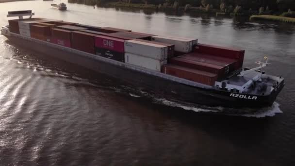 Luchtvolgsysteem Naast Azolla Cargo Container Ship Bewegend Langs Oude Maas — Stockvideo