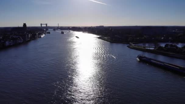オード マアス川を航行する貨物船背景には 明るい穏やかな冬の日に街の白い鉄道リフト橋ドレッヒト ワイドドローンショット — ストック動画