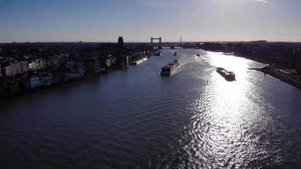 与Zwijndrecht City Bridge Distance一起穿越荷兰普特肖克奥德马斯的大型工业船 宽射门 免版税图库视频片段