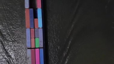 Hollanda nehrinin yukarısından büyük konteynır mavnası yakalandı.