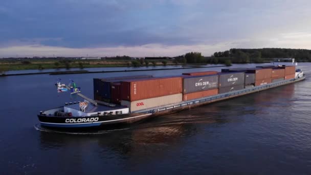 科罗拉多州的内河船 满载着大量的多式联运集装箱船驶向荷兰的奥德马斯河 — 图库视频影像