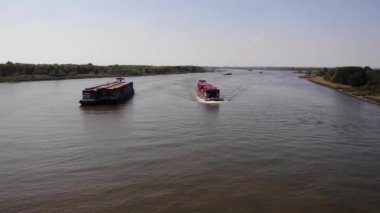 Geniş Kanal Nehri 'ne mal taşıyan konteynırlarla dolu gemiler. - Havadan Geniş Atış