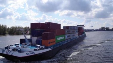 Güney Hollanda, Puttershooek 'teki Oude Maas' ın suyuna Crigee Sails kargo gemisi yükledim. Kapat.