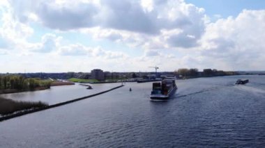 Crigee Kargo Gemisi açık gökyüzünün altındaki Puttershoek 'teki tersaneden uzaklaşıyor. hava durumu