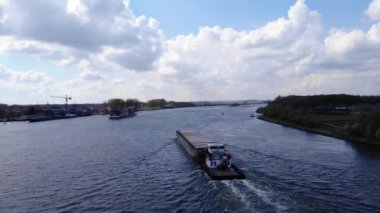 Crigee Kargo gemileri Hollanda, Puttershoek 'teki limana doğru yelken açıyor. hava durumu