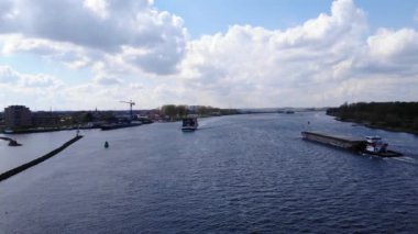 Konteynır gemileri Puttershoek, Güney Hollanda 'daki limandan açılıp kapanır.