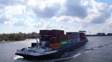 Krigee Kargo Gemisi Bulutlu Gün 'de Güney Hollanda' da Oude Maas 'a doğru yelken açıyor. hava durumu