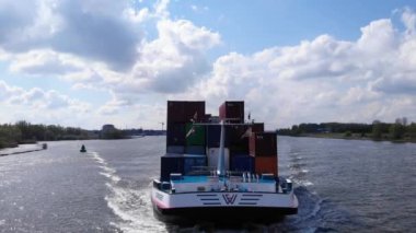 Gündüz vakti Oude Maas Nehri 'nde Crigee Seyahat Konteynır Gemisi