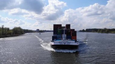 Boş şilep Puttershoek 'teki tersaneye geri dönüyor. geniş çekim