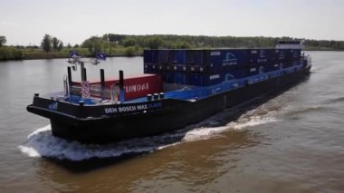 DEN BOSCH MAX BURW Yük Mavnası Nehir kenarındaki Intermodal konteynırların Toplu Taşıma.