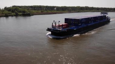 BOSCH MAX BOSCH MAX BURW Nehirde Bir yığın Intermodal konteynırla geziyor. - Hava.