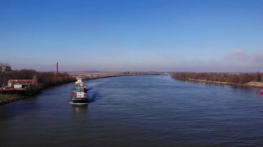 Hollanda 'daki Oude Maas Nehri' nde kargo gemisiyle taşınan malların sevkiyatı. - Hava.