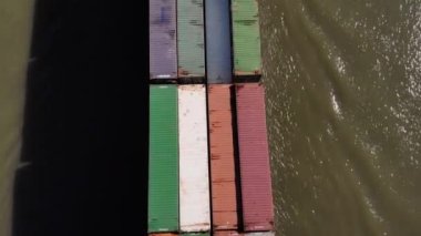 Kargo gemisi, Hollanda 'daki Oude Maas Nehri' nde giden konteynırlarla dolu. - Havadan yukarı doğru.