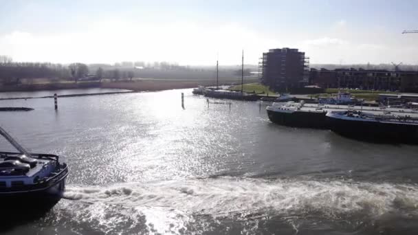 Backwash Barco Com Barca Atracada Rio Oude Maas Pôr Sol — Vídeo de Stock