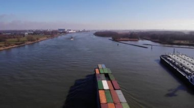 Hollanda 'daki Oude Maas Nehri' nden geçen kargo gemisi dolusu konteynırla dolu. - Hava.