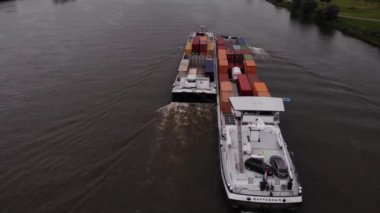 Oude Maas nehri boyunca seyahat eden kargo konteynırının üstündeki hava manzarası. İzleme Görüntüsü