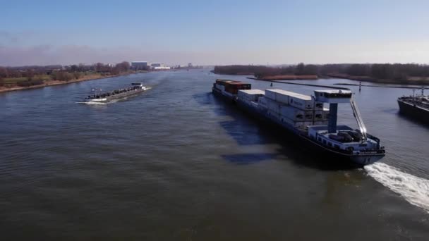 在荷兰奥德马斯河 Oude Maas River 由驳船在白天装运的集装箱 — 图库视频影像