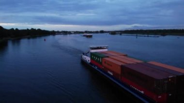 Konteynır Malları Olan Dört Yük Gemisi Güney Hollanda 'da nehirde yelken açıyor. hava durumu