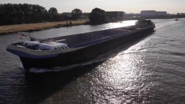 古德维斯内河货轮沿着奥德马斯海峡航行的空中跟踪 视频剪辑