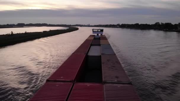 Luchtfoto Close Van Gouwenaar Een Hybride Schip Voor Containervervoer Binnenwateren — Stockvideo