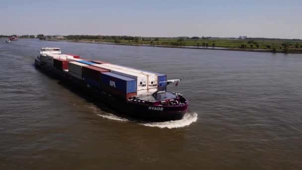 Hyade Freight Ship Transportando Recipientes Navegando Rio Sereno Durante Verão — Vídeo de Stock