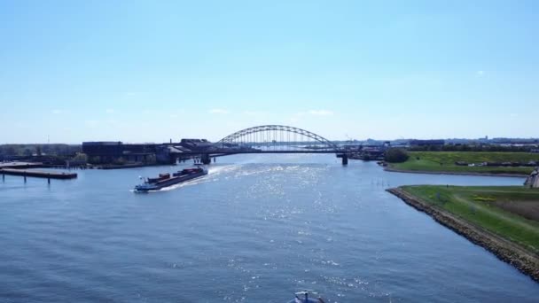 Luftaufnahme Des Flusses Noord Mit Frachtschiffen Und Bogenbrücke Bei Tageslicht — Stockvideo