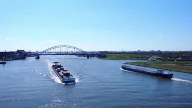 Hollanda, Hendrik-Ido-Ambacht 'taki kemer köprüsü ile Noord Nehri' nde seyir halindeki iç gemiler. - Hava.