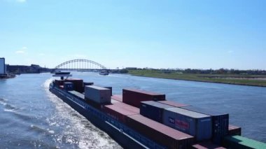 Hollanda, Hendrik-Ido-Ambacht yakınlarındaki Noord Nehri 'nde seyir halindeki Intermodal konteynırlar yığını. - Hava.