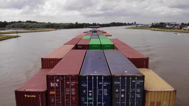 Widok Lotu Ptaka Ivernia Cargo Container Ship Pass Pod Rzeką — Wideo stockowe