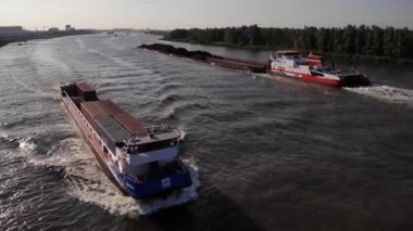 Martie Kargo gemisinin üzerinden uçan gemi Oude Maas nehri boyunca mavnayı geçiyor.