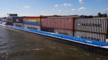 Hollanda 'daki Kinderdijk Sularında Mercur Seyahatleri' nin kargo gemisine doldurulmuş konteynırlar. geniş çekim