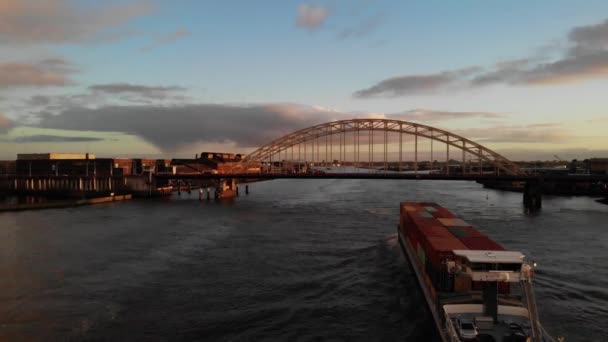 Voll Beladene Containerschiffe Auf Dem Weg Einer Brücke Über Den — Stockvideo