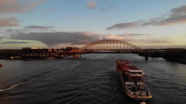 Statek Towarowy Kontenerami Żegluga Noord River Mostem Łukowym Tle Zachodzie — Wideo stockowe